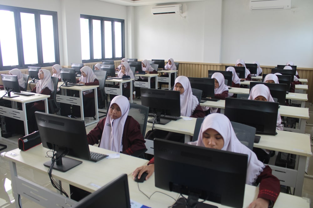 Hari pertama pelaksanaan Asesmen Nasional Berbasis Komputer (ANBK) Tahun Pelajaran 2023/2024 di MTs Yusuf Annur Lamongan