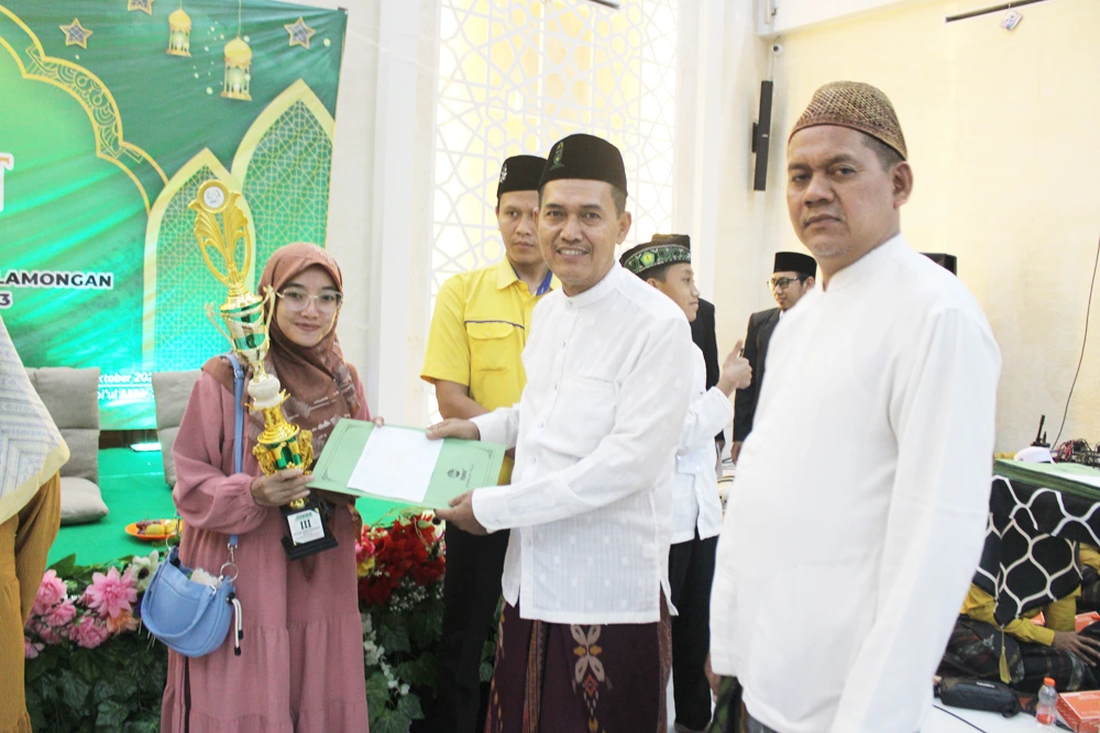 Pengajian Akbar dan Penyerahan Hadiah Juara Fesqi Yayasan Asiyah Annur Lamongan
