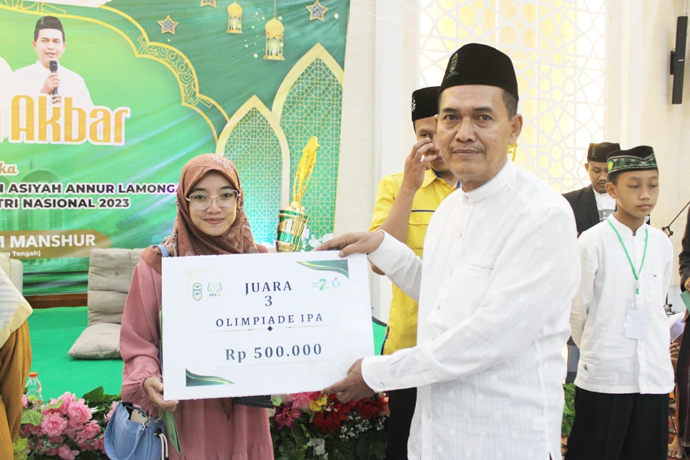 Pengajian Akbar dan Penyerahan Hadiah Juara Fesqi Yayasan Asiyah Annur Lamongan