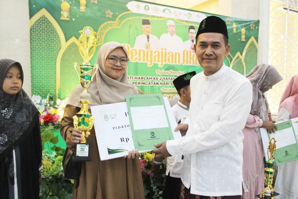 Pengajian Akbar dan Penyerahan Hadiah Juara Fesqi Yayasan Asiyah Annur Lamongan